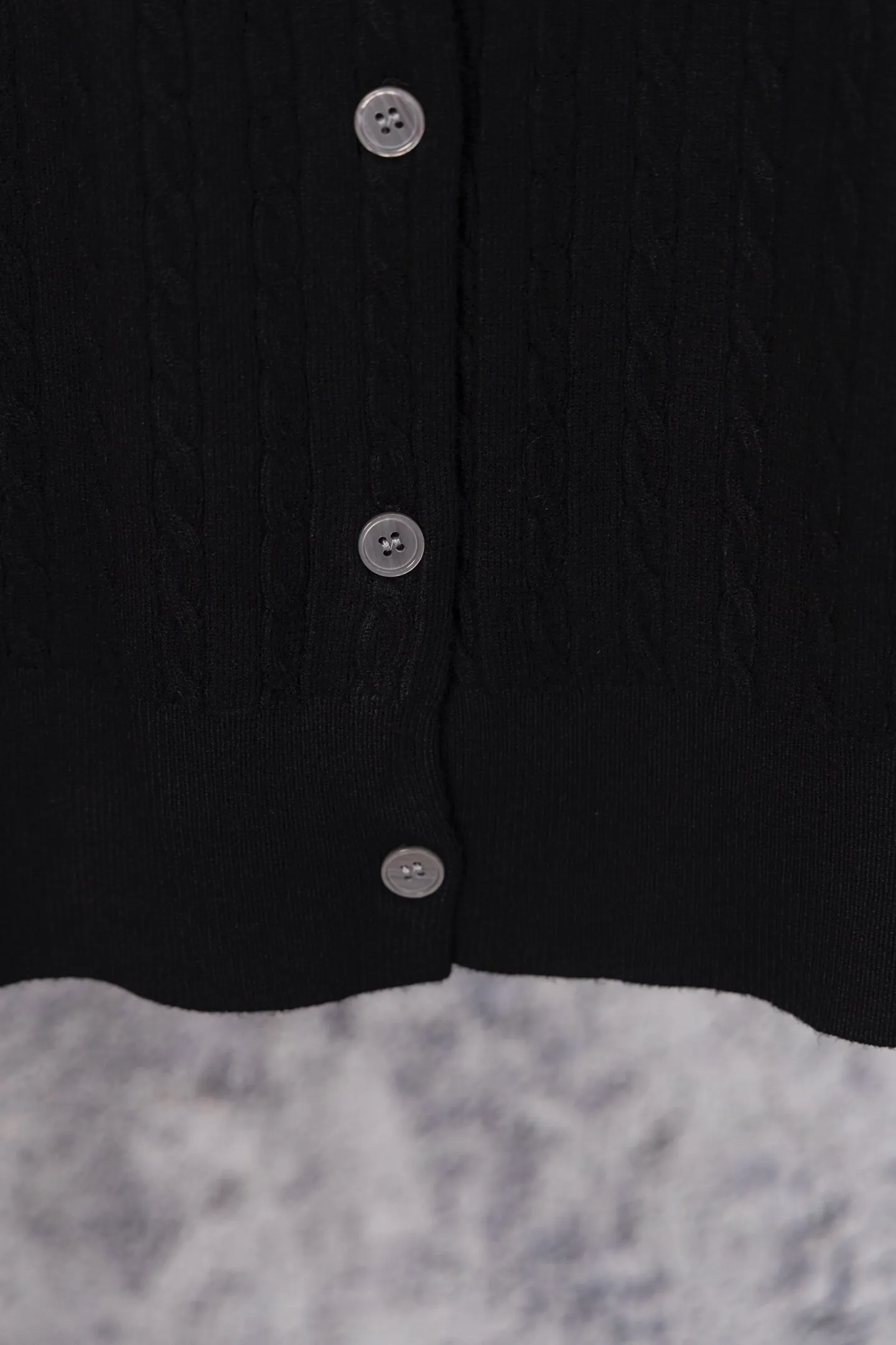 P170 Ralph Lauren Classic Round Neck Solid Color Pony Embroidered Logo Knitted Cardigan Long Sleeve Ralph Lauren Classic Basic Versatile Twist Knitted Cardigan Long Sleeve Main supply platform live broadcast Wholesale entity Replenish when out of stock Not removed from the shelves Quality 1:1 patterning Complete three standards Correct version of pony logo Imported quality cotton yarn Focus on high-end Cost-effective Good quality Needless to say Zhao Lusi's same style is really amazing, so sweet I'm so beautiful. This cardigan is really good-looking. It's simple and easy to wear. It's a must-have for goddess ootd. Good-looking clothes are never picky. A must-have in the wardrobe of goddesses. Size: S-XL. Color: black, apricot, gray, navy, red, white.